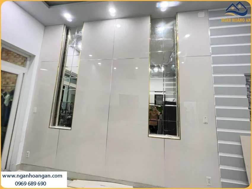 Phòng Khách Được Ốp Tường Bằng Tấm Nhựa PVC Trắng Trơn Đẹp Và Thu Hút